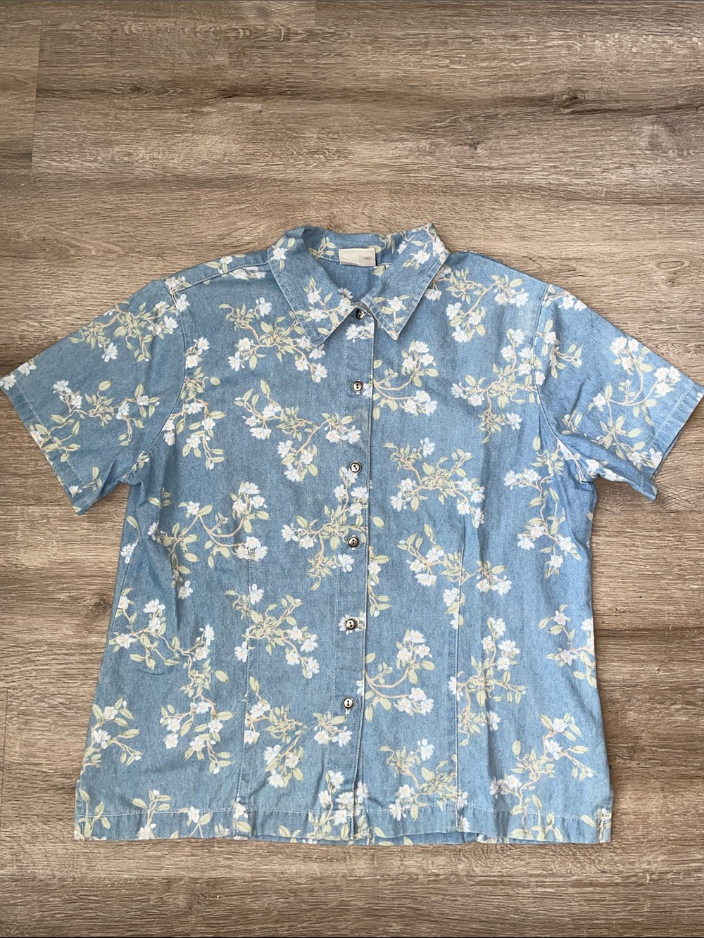 Classic Elements | blue floral button down shirt size medium